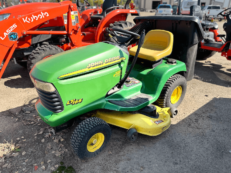 JOHN DEERE LT166 JOHN DEERE RIDING MOWER,42  DECK,BAGGER Roller 0 - 241209